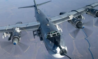 Máy bay ném bom chiến lược Tu-95MS tiếp nhiên liệu trên cao hơn 5.000 mét