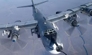Máy bay ném bom chiến lược Tu-95MS tiếp nhiên liệu trên cao hơn 5.000 mét
