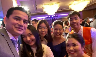 Kiatisuk hát bài 'Hãy về đây bên anh' trong tiệc chia tay gia đình