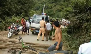 Hình ảnh người dân mang cả xe máy và cây củi ra chặn xe CSGT để "đòi lại" phương tiện vi phạm.