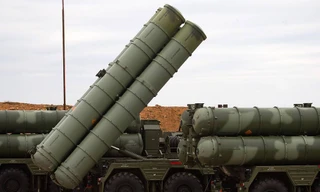 Hệ thống tên lửa phòng thủ S-400 của Nga sản xuất. Ảnh: Tass