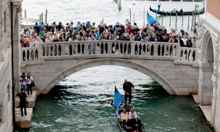 Thành phố nổi tiếng cấm loa cầm tay và đoàn khách du lịch trên 25 người