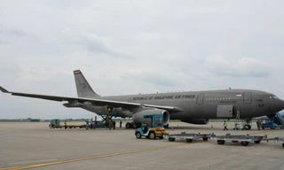 Chuyên cơ vận tải các nước liên tiếp tới Việt Nam cứu trợ bão lũ