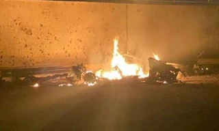 Xe ô tô bốc cháy sau vụ không kích do Mỹ tiến hành tại sân bay quốc tế thủ đô Baghdad, Iraq, ngày 3/1/2020. Ảnh: ANI new