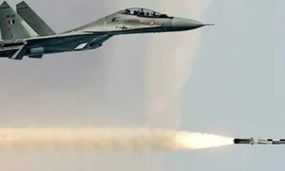 Ấn Độ phóng tên lửa hành trình BrahMos từ máy bay Su30-MKI 