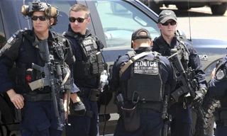 Cảnh sát có mặt tại hiện trường. Ảnh : AP