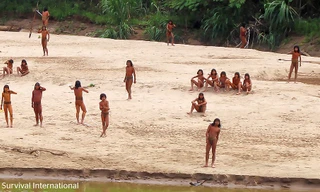 Xôn xao về bộ tộc tách biệt với thế giới xuất hiện bên bờ sông ở Peru 