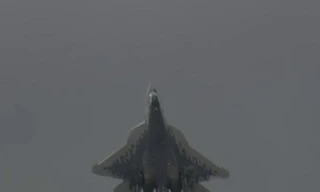 Xem tiêm kích Su-57 dựng đứng trên không trung