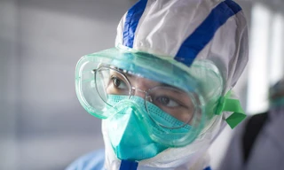 Một nhân viên y tế tại bệnh viện Lôi Thần Sơn ở Vũ Hán, tỉnh Hồ Bắc. Ảnh: Xinhua.