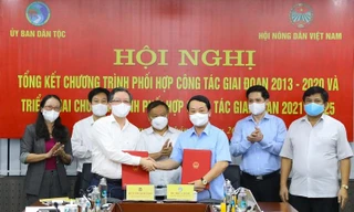 Bộ trưởng, Chủ nhiệm UBDT Hầu A Lềnh và Chủ tịch Trung ương HND Việt Nam Lương Quốc Đoàn ký kết chương trình phối hợp công tác giai đoạn 2021-2025.