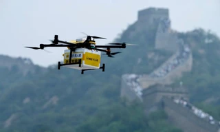 Máy bay không người lái ship đồ ăn cho du khách leo Vạn Lý Trường Thành