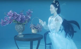 'Nàng tiên cá' Trung Quốc múa hát dưới nước đẹp như tranh vẽ