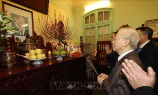 Tổng Bí thư Nguyễn Phú Trọng thắp hương tưởng niệm các đồng chí cố Tổng Bí thư của Đảng