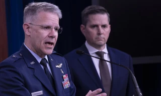 Phát ngôn viên Bộ Quốc phòng Mỹ Jonathan Hoffman trong cuộc họp báo ngày 5-10. Ảnh: REUTERS