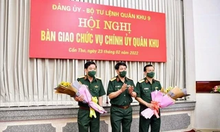 Đại tướng Lương Cường, Ủy viên Bộ Chính trị, Chủ nhiệm Tổng Cục Chính trị Quân đội Nhân dân Việt Nam tặng hoa chúc mừng Thiếu tướng Nguyễn Văn Gấu và Thiếu tướng Hồ Văn Thái. (Ảnh: TTXVN phát)