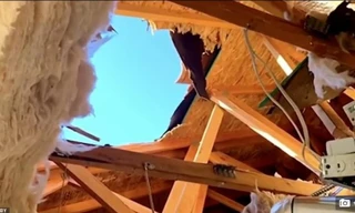 Lính Anh nhảy dù đâm thủng mái nhà, hạ cánh xuống bếp của người dân California