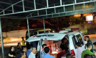 Thi thể của cháu bé được đưa lên xe đi về an táng ở Thanh Hóa rạng sáng 7/8. Ảnh: Mỹ Hà. 