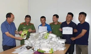 Hai nghi phạm cùng tang vật vụ án. Ảnh: Công an Điện Biên.