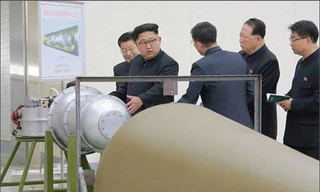 Nhà lãnh đạo Triều Tiên Kim Jong-un và đội nghiên cứu chương trình hạt nhân. Ảnh: Reuters/KCNA