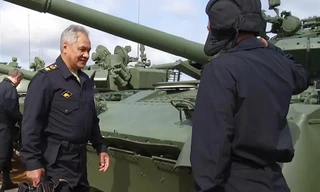 Bộ trưởng Quốc phòng Nga lái xe tăng T-80 kiểm tra đường đua Tank Biathlon