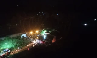 Máy bay Ấn Độ gãy đôi khi hạ cánh, hàng chục người thương vong