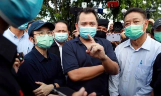 Bộ trưởng Giáo dục Nataphol Teepsuwan (giữa). Ảnh: Reuters.