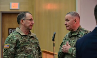Chỉ huy Lực lượng Mỹ ở Hàn Quốc Tướng Robert Abrams (trái) nói chuyện với đồng nghiệp tại căn cứ Camp Humphreys, Hàn Quốc ngày 24/2. Ảnh: Stars and Stripes 