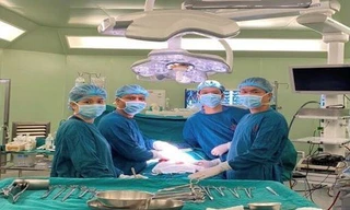 Ê kíp bác sỹ thực hiện ca phẫu thuật cứu chàng sinh viên. Ảnh: BS cung cấp