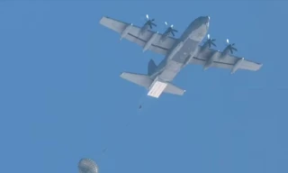 Một chiếc MC-130J Hercules của Không quân Mỹ thả mộttên lửa dù phía trên dãy White Sands ở New Mexico vào tháng 3