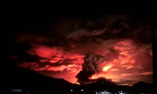 Cháy trạm xăng, bầu trời Kabul đỏ rực như ngày tận thế