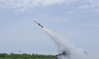 Ấn Độ phóng tên lửa đất-đối-không giữa căng thẳng với Pakistan