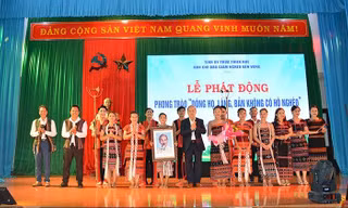 Ban Thường vụ Tỉnh ủy đã tổ chức Lễ phát động phong trào “Dòng họ, làng, bản không có hộ nghèo” tại huyện A Lưới.