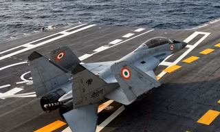 Cất cánh từ tàu sân bay, tiêm kích MiG-29K lao xuống Biển Ả Rập