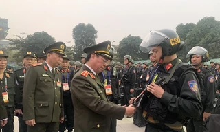 Thứ trưởng Bùi Văn Nam kiểm tra việc triển khai lực lượng, phương tiện, thiết bị bảo đảm ANTT Đại hội của Công an các đơn vị. Ảnh BCA