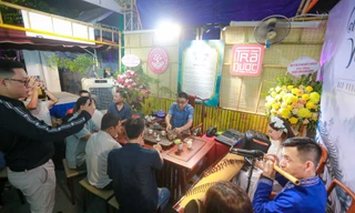 Du khách thích thú thưởng thức tinh hoa trà sen Hà Nội