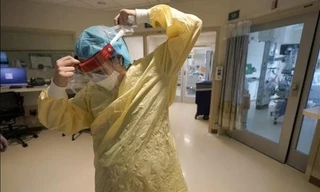 Nhân viên y tế Mỹ, Pháp vẫn đi làm trong lúc mắc Covid-19. Ảnh: AP