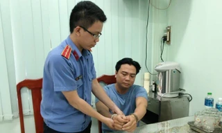 Đại úy công an bị khởi tố vì cho phạm nhân thuê điện thoại