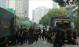 Cảnh sát có mặt trên đường phố ở Thủ đô Jakarta. Ảnh: TTXVN