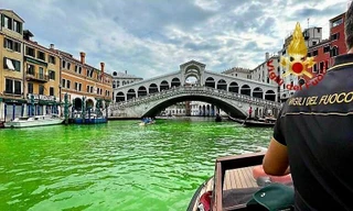 Vì sao nước kênh đào Grand biến thành màu xanh lục bảo bất thường