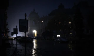 Một con phố ở thành phố Odessa chìm trong bóng tối do các mạng lưới điện ngừng hoạt động. Ảnh: AFP 