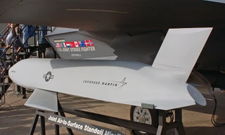 Mô hình tên lửa không-đối-đất AGM-158 JASSM. Ảnh: Wikipedia