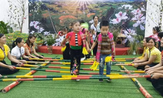Nhiều nét văn hóa truyền thống đã được truyền dạy cho học sinh ở Mường Lò thời gian qua. Ảnh: VOV