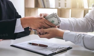 Khởi tố nữ thẩm phán và thư ký tòa tội nhận hối lộ