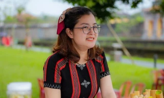 Phụ nữ vùng cao TT-Huế trong trang phục áo dài cách điệu làm bằng chất liệu dệt Zèng truyền thống. Ảnh: Đình Hoàng -Ngọc Văn