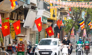 Thủ đô Hà Nội rực rỡ cờ hoa trong ngày lễ 30/4