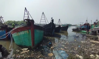 Tiền Giang: 5 tàu cá bốc cháy dữ dội giữa đêm