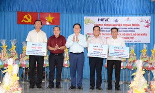 Trưởng Ban Tuyên giáo Trung ương trao quà cho gia đình chính sách, hộ nghèo ở Tiền Giang