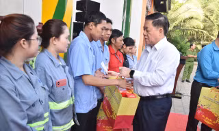 Trưởng Ban Tuyên giáo Trung ương Nguyễn Trọng Nghĩa chúc Tết công nhân, hộ nghèo