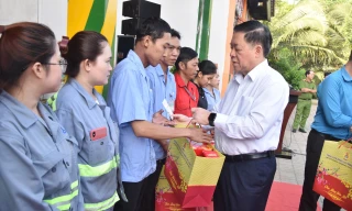 Trưởng Ban Tuyên giáo Trung ương Nguyễn Trọng Nghĩa chúc Tết công nhân, hộ nghèo