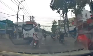 Clip: Xe khách vượt ẩu suýt tông 3 người đi xe máy gây bức xúc ở Tiền Giang 